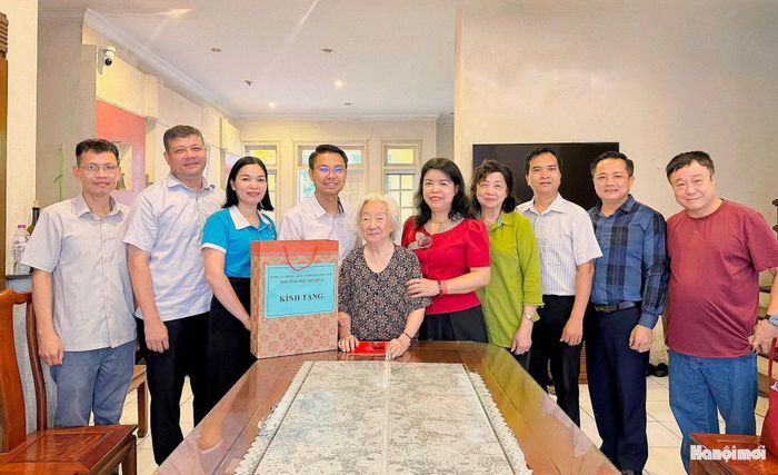 Đoàn công tác phường Phú Thượng thăm hỏi, tặng quà cụ Phạm Thị Bắc, cán bộ tiền khởi nghĩa. Ảnh: Tuấn Nghĩa