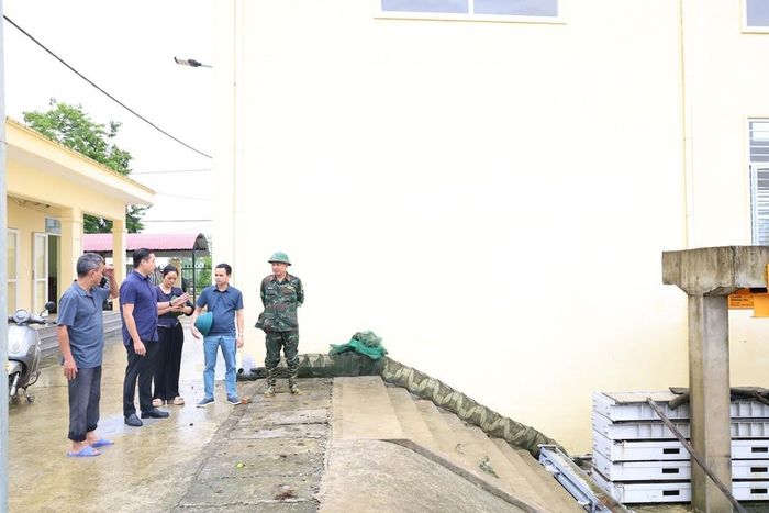 Chủ tịch UBND xã Xuân Mai kiểm tra, chỉ đạo Xí nghiệp Đầu tư phát triển thủy lợi Chương Mỹ tăng cường bơm tiêu, giảm úng ngập cho khu dân cư, đồng ruộng vì mưa lớn. Ảnh: Hoàng Tình