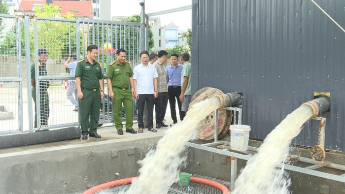 Bí thư Đảng ủy xã Sơn Đồng Nguyễn Đình Trường kiểm tra thực tế tình hình vận hành tại trạm bơm Cầu Xa. Ảnh: NS