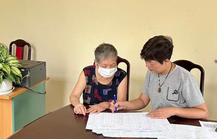 Trưởng thôn Phú Lâm Đỗ Thuý Hạnh trao đổi, tháo gỡ khó khăn, vướng mắc cho người dân trong thôn. Ảnh: TL