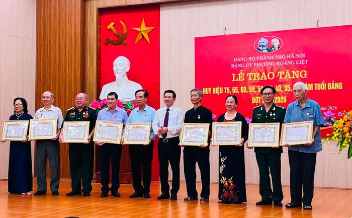 Chủ tịch UBND phường Hoàng Liệt Nguyễn Anh Tuấn trao Huy hiệu 50 năm tuổi Đảng cho các đảng viên cao tuổi. Ảnh: TA