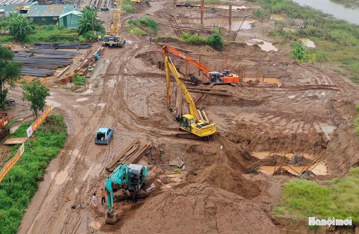 Được biết, trên công trường cầu Thượng Cát, đơn vị thi công hiện đang duy trì chế độ “3 ca, 4 kíp” để bảo đảm tiến độ đề ra.
