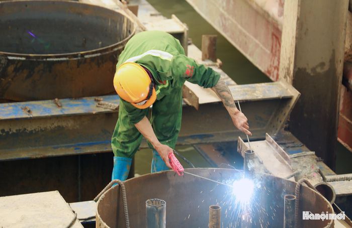 Việc thi công phần móng trụ sâu tới 20m dưới mặt nước đòi hỏi kỹ thuật cao và sự phối hợp chặt chẽ giữa các đơn vị tham gia dự án.
