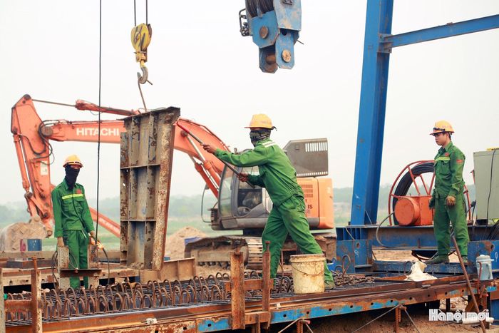 Các mũi thi công được triển khai đồng loạt, tập trung vào các hạng mục cọc khoan nhồi, bê tông trụ và đúc dầm.