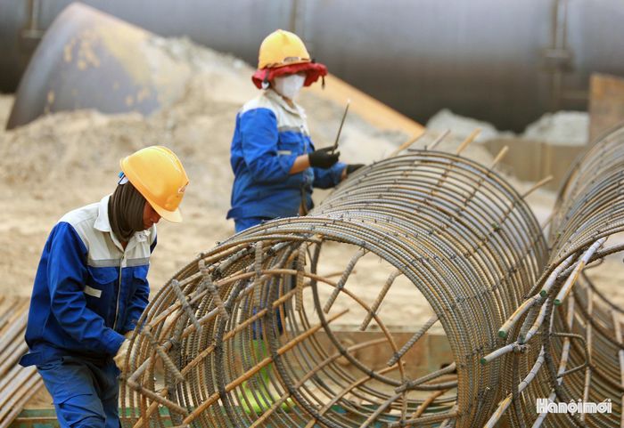 Công nhân của nhà thầu tích cực triển khai dự án để bảo đảm tiến độ công trình.