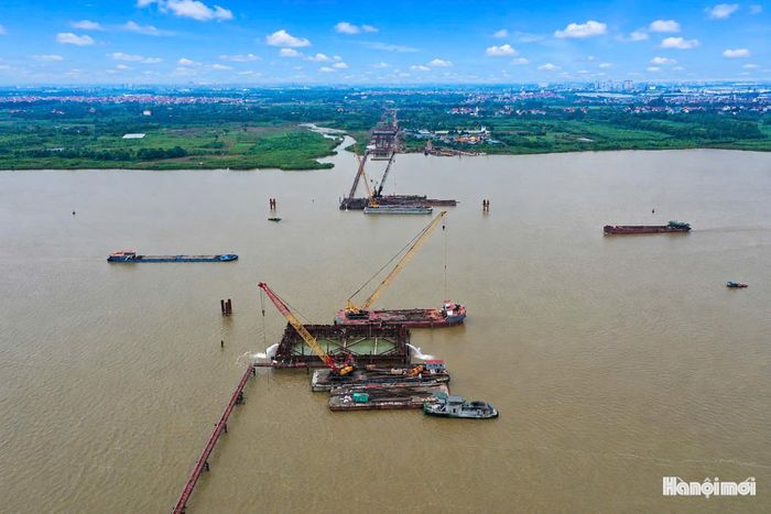 Hiện nay, vị trí 3 trụ tháp chính của cây cầu đã dần hiện rõ giữa lòng sông Hồng. Đây được xem là hạng mục quan trọng và phức tạp nhất của toàn bộ dự án.