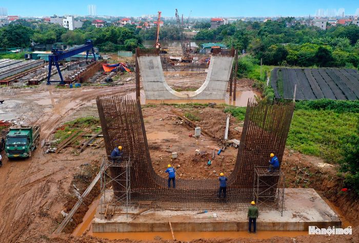 Tại phía địa bàn xã Thiên Lộc, hệ thống trụ cầu cạn đang dần thành hình, các mũi thi công được đẩy nhanh tiến độ.