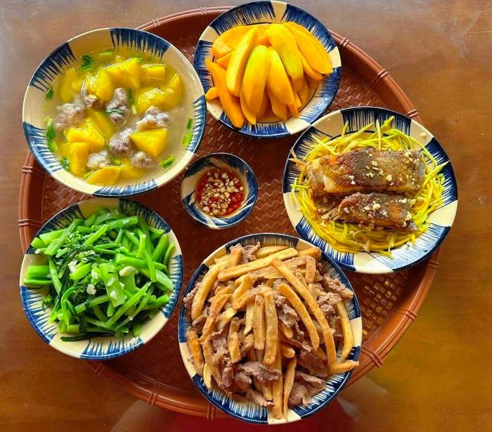 Mâm cơm nhà Nguyệt thường có ít nhất hai món mặn và một món canh rau. Hai con trai đang tuổi lớn và đều thích thịt hơn cá, hải sản nên hầu như ngày nào chị cũng chuẩn bị một món thịt. Tuy nhiên, người mẹ vẫn xen kẽ cá, tôm và các loại hải sản để bữa ăn đa dạng hơn.