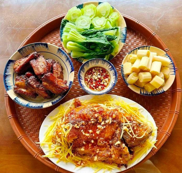 Khi đi chợ, có hôm chị mua theo dự định từ trước, có hôm thấy thực phẩm tươi ngon hoặc cả nhà thích thì lựa chọn.