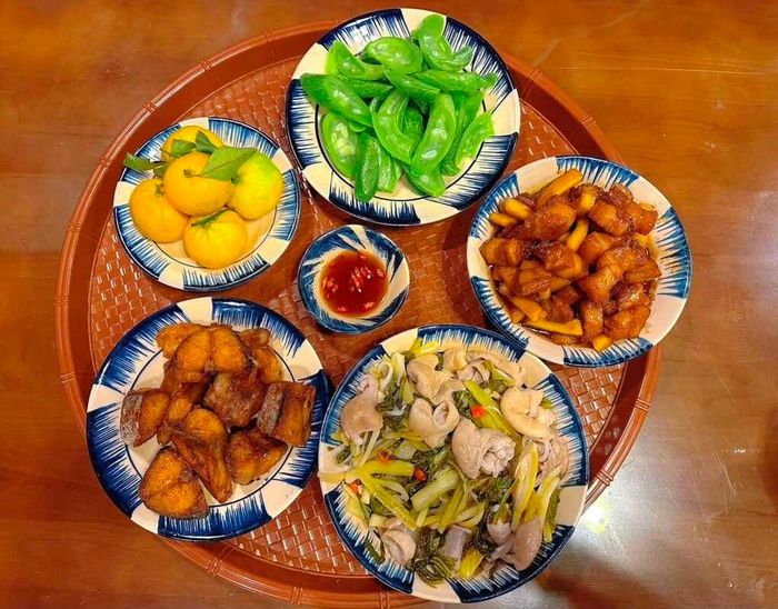 Nhà cách cơ quan hơn một km nên chị chỉ mất ít phút di chuyển. Thông thường Nguyệt tan làm lúc 17h45-18h, về nhà thay quần áo rồi vào bếp ngay. Chị dành khoảng một giờ, có hôm lâu hơn, để hoàn thành bữa tối.