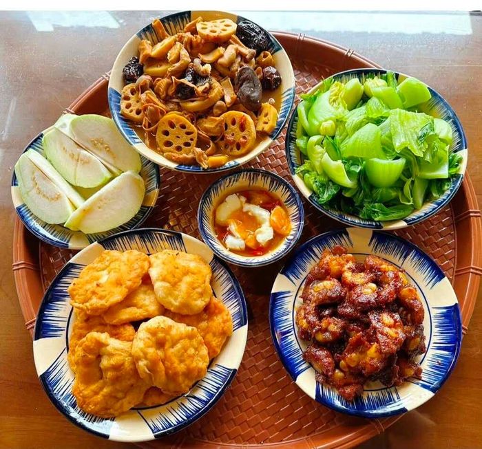 Để các con không ngán dù thường xuyên sử dụng cùng một nguyên liệu, Nguyệt thay đổi cách chế biến. Chẳng hạn, thịt lợn có thể được kho, nướng, chiên, luộc hoặc quay.