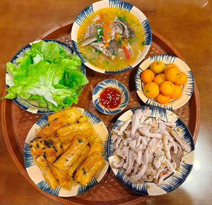 "Tôi nhờ các con đi học về sớm bỏ thực phẩm ra ngoài rã đông trước, khi về chỉ việc nấu", chị nói.