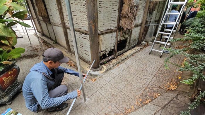 Đơn vị quản lý tiến hành gia cố tạm thời để đảm bảo an toàn cho công trình trong thời gian chờ sửa chữa. Ảnh: H.D.