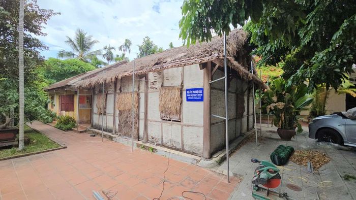 Trao đổi với phóng viên về vấn đề này, ông Nguyễn Đức Lộc, Giám đốc Bảo tàng Lịch sử TP Huế cho biết, cơ quan chức năng đã lập hồ sơ xin sửa chữa ngôi nhà tranh và trình cấp có thẩm quyền. Hiện Sở Tài chính đang lấy ý kiến từ Sở Xây dựng, ngay khi được phê duyệt, đơn vị sẽ lập tức triển khai công tác trùng tu, khắc phục tình trạng xuống cấp. Ảnh: H.D.