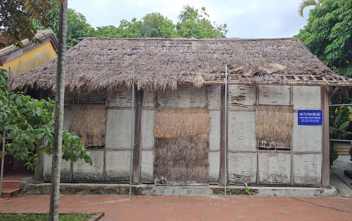 Từ đầu tháng 5/2025, Bảo tàng Lịch sử TP Huế đặt biển thông báo tạm dừng đón khách tham quan tại ngôi nhà để thực hiện công tác bảo quản định kỳ. Dù vậy, sau hơn một năm đóng cửa, việc sửa chữa vẫn chưa thể tiến hành. Ảnh: H.D.
