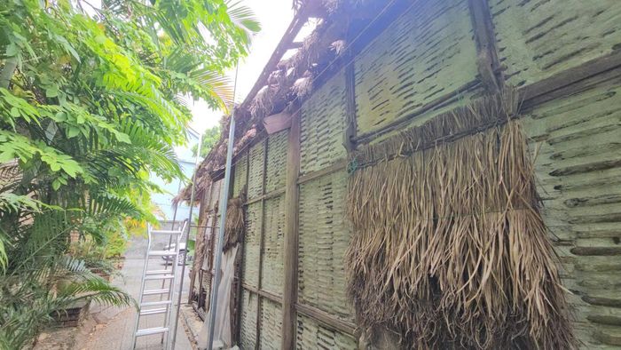 Chứng kiến cảnh tượng này, nhiều người dân và du khách ghé thăm không khỏi tiếc nuối cho một di tích. Ảnh: H.D.