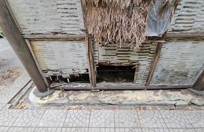 Bên dưới, các mảng vách cũng xuất hiện nhiều vết nứt, bong tróc ở một số vị trí. Ảnh: H.D.