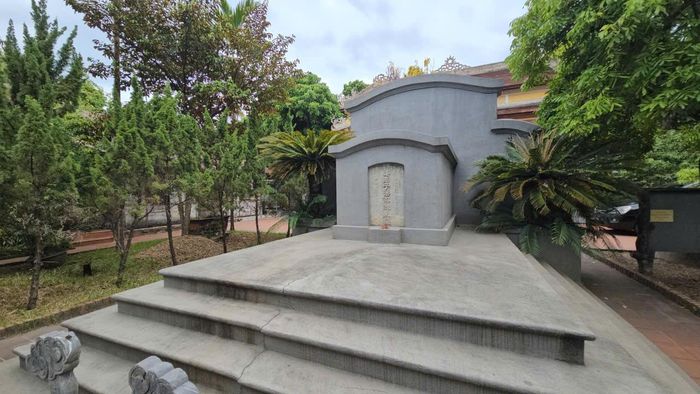Mộ của cụ Phan Bội Châu bên trong Khu lưu niệm. Ảnh: H.D.