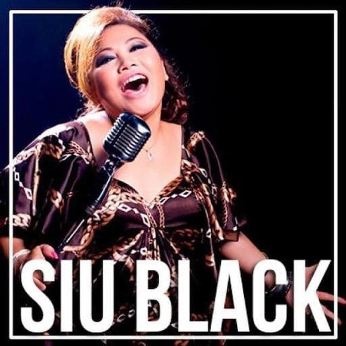 Siu Black sinh năm 1967, tại buôn Plengkinia, thị xã Kon Tum, tỉnh Kon Tum (cũ). Là cô con gái của một gia đình giàu có nhưng năm Siu lên 10 tuổi, bố mẹ lần lượt qua đời, Siu trở thành một cô bé mồ côi. Không có ai chăm sóc, chị em Siu phải chia nhau về sống trong sự bao bọc của họ hàng.