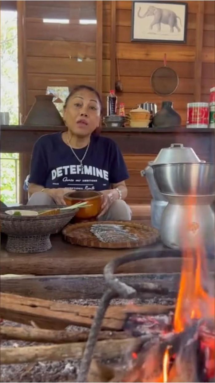 Thời gian gần đây, ca sĩ Siu Black ít đi diễn hơn, thay vào đó dành nhiều thời gian quay video chia sẻ cách chế biến những món ăn dân dã của đồng bào Ba Na. Từ những video này, nữ ca sĩ được một người em hỗ trợ xây dựng gian bếp online, giới thiệu và bán các món đặc sản Tây Nguyên nhằm có thêm thu nhập, cải thiện kinh tế.