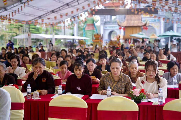 Mặc cho thời tiết bất lợi nhưng dòng người vẫn kiên nhẫn đội mưa, cùng hướng tâm về cội nguồn và đấng sinh thành - những người đã dành trọn cuộc đời hy sinh thầm lặng vì con cái.