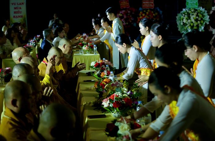 Khoảnh khắc xúc động và thiêng liêng nhất trong đêm lễ chính là nghi thức “Bông hồng cài áo”.