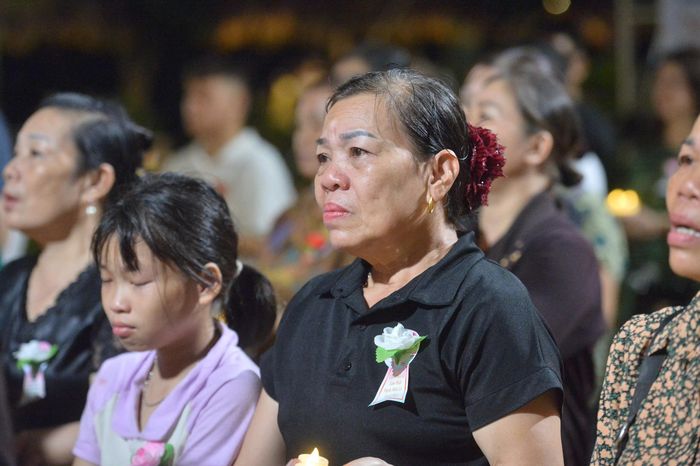 Linh cho biết, mẹ mất từ khi Linh mới lên hai, ký ức về mẹ chỉ vẹn nguyên qua từng lời kể dịu dàng của bà nội. Giọt nước mắt lăn dài trên má cô bé mồ côi hòa cùng lời nhắn gửi thơ ngây nhưng quặn thắt: “Có chị gái chăm sóc con rồi, mẹ yên tâm nhé”.