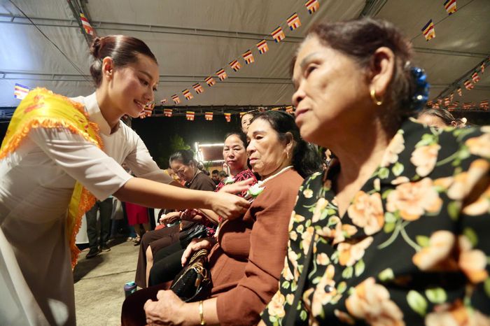 Giữa muôn ánh nến lung linh, màu hoa trên ngực áo như chiếc gương soi chiếu phận người: hoa hồng nhạt cho người mất cha hoặc mẹ, hoa trắng nghẹn ngào dành cho những ai đã mất đi cả hai điểm tựa lớn nhất đời...