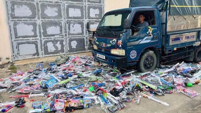 Lực lượng chức năng tiêu hủy gần 4.000 đồ chơi trẻ em không rõ nguồn gốc. Ảnh: CATH.