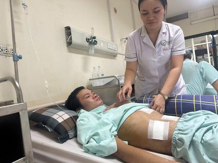 Anh Phong còn đối diện với những ca phẫu thuật và điều trị dài để tránh biến chứng sau tai nạn.