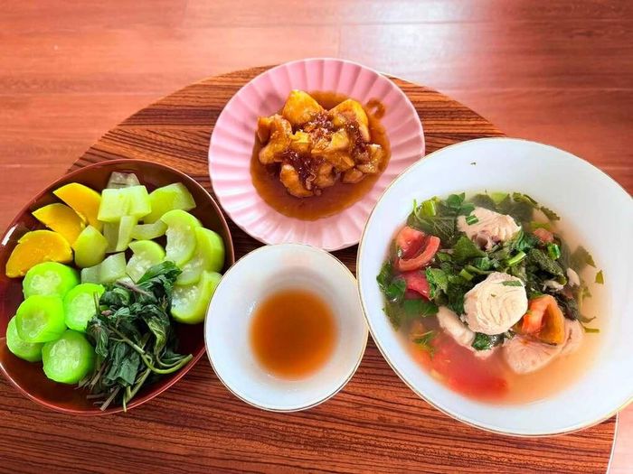 Ở tuổi ngoài 50, Việt Trinh dành thời gian tận hưởng những niềm vui giản dị. Khi không bận công việc, nữ diễn viên thường vào bếp, tự chuẩn bị những bữa cơm nhà dân dã với các món quen thuộc, đảm bảo dinh dưỡng.