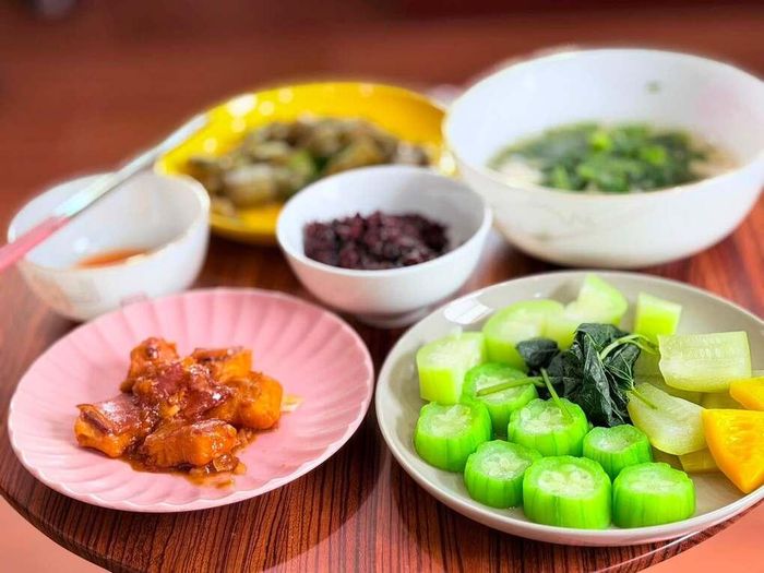 Là mỹ nhân đình đám thập niên 90, có cuộc sống kín tiếng nhưng "Nữ hoàng ảnh lịch" một thời lại rất thích chia sẻ với mọi người những bữa ăn hàng ngày của mình lên mạng xã hội. Mâm cơm nhà của Việt Trinh thường có những món dân dã, chế biến không quá cầu kỳ nhưng đưa cơm, như cá bóp kho, canh bò nấu khế chua, cà tím mỡ hành... VTC News đưa tin.