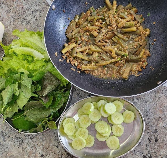 Mỹ nhân không tuổi Việt Trinh với bữa ăn giản dị gồm cà tím xào thịt bằm, rau muống luộc, dưa leo, rau sống và tráng miệng với bưởi.