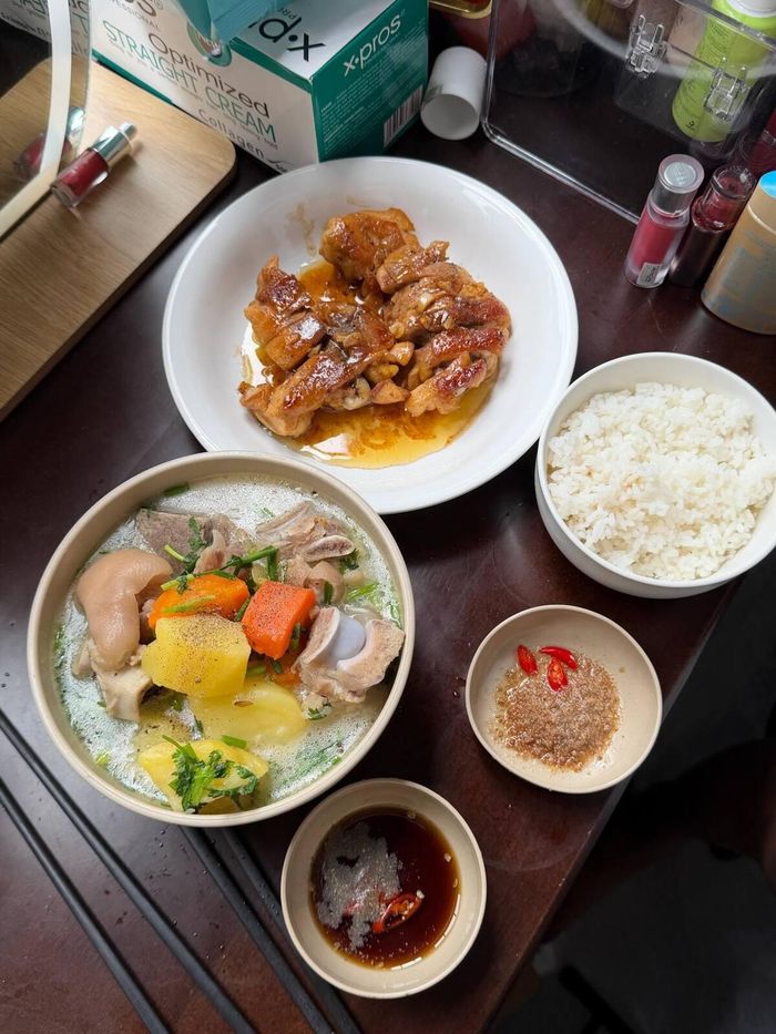 Từ tháng 3, Hương bắt đầu nấu nướng thường xuyên hơn. Ban đầu cô chỉ làm những món đơn giản, sau đó tự tìm công thức trên mạng, học cách nêm nếm và thử những món cầu kỳ hơn. "Tôi nghĩ nấu ăn giống như một kỹ năng, cứ làm nhiều sẽ quen tay và tự nhiên ngon hơn", Hương nói.