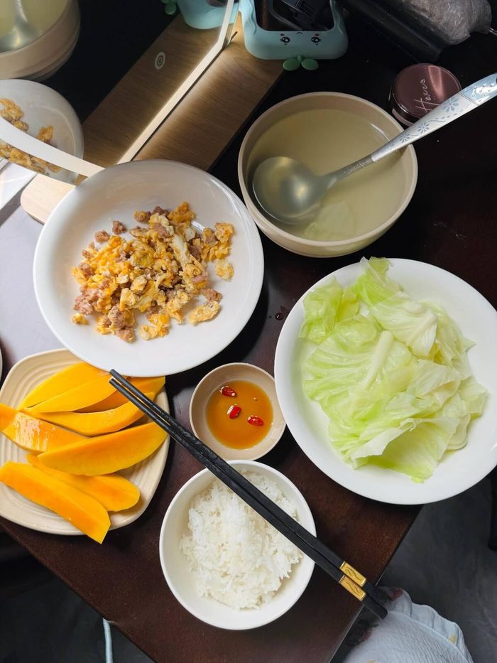 Mỗi mâm cơm của Thu Hương thường gồm thịt, cá hoặc trứng, rau và món ăn kèm, với chi phí dưới 50.000 đồng. Tổng tiền ăn cả ngày của nữ sinh chỉ khoảng 40.000-60.000 đồng.