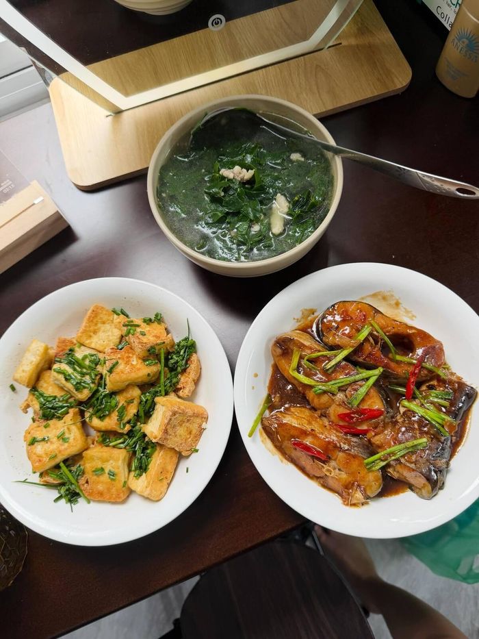 Những mâm cơm của Hương được chia sẻ trên mạng xã hội, thu hút hàng nghìn lượt tương tác nhờ cách bày biện gọn gàng, đẹp mắt. Một số người cho biết họ lưu lại hình ảnh để tham khảo thực đơn cho những ngày không biết ăn gì.