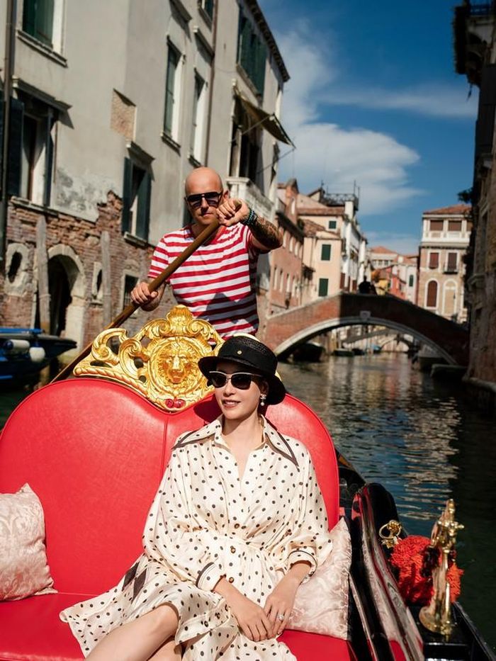 Trước đó, Hà Kiều Anh tận hưởng không khí mát mẻ tại sông Venice.