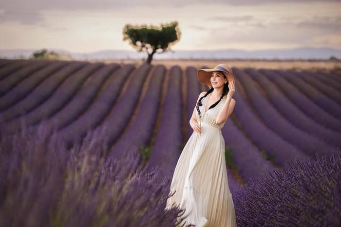 Trong hành trình khám phá Ý, Hoa hậu Hà Kiều Anh dành thời gian ghi lại những khoảnh khắc thư thái giữa cánh đồng hoa oải hương. Sắc tím trải dài hòa cùng ánh sáng mùa hè tạo nên khung cảnh lãng mạn, giúp người đẹp có những bức ảnh mang đậm chất thơ.