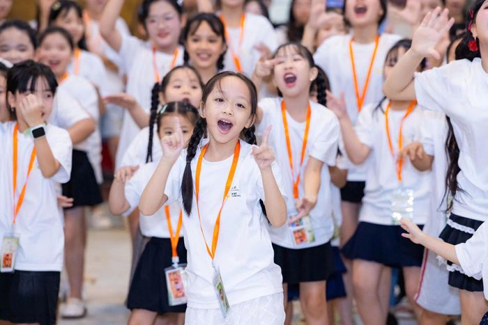 Ngày 2 của vòng bán kết, các thí sinh nhí còn tham gia hoạt động đồng diễn.