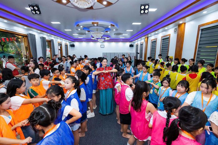 Những hoạt động này giúp Ban Cố vấn quan sát thí sinh ở một trạng thái khác với khi đứng một mình trước micro. Một em có thể nói lưu loát trên sân khấu nhưng sẽ phản ứng thế nào khi đồng đội gặp khó? Một bạn tự tin trước máy quay có biết lắng nghe người khác? Khi tình huống thay đổi, các em có đủ bình tĩnh để tiếp tục dẫn?... Đó là những kỹ năng khó thể hiện đầy đủ trong một bài thi được chuẩn bị từ trước.