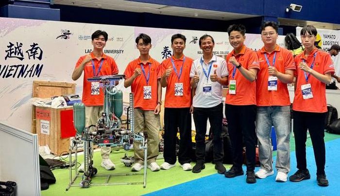 Đội tuyển Việt Nam mang đến giải pháp robot được đầu tư bài bản cả về cơ khí lẫn lập trình. Tuy nhiên, đội tuyển Việt Nam bị lỗi tranh chấp binh khí trong trận thi đấu bán kết gặp đội tuyển Hong Kong 1.
