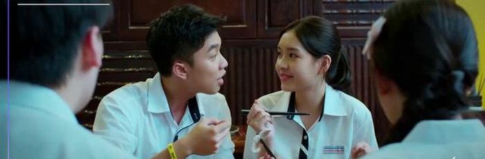 Khánh và Phương khiến hội bạn thân ngạc nhiên vì có nhiều biểu hiện "bất thường". Ảnh VTV