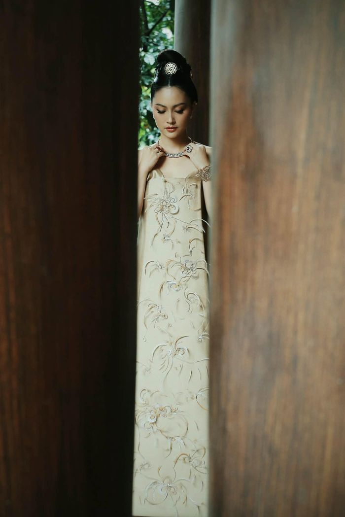 "Chồng ủng hộ mọi việc tôi làm, không chất vấn hay trách móc. Với tôi, anh là tri kỷ của cuộc đời", cô nói. Vì thế không ngạc nhiên khi ở tuổi 45, Đỗ Thị Hải Yến vẫn giữ được vẻ thanh khiết, đài các và ngày càng trở nên mặn mà, sắc sảo hơn qua thời gian.