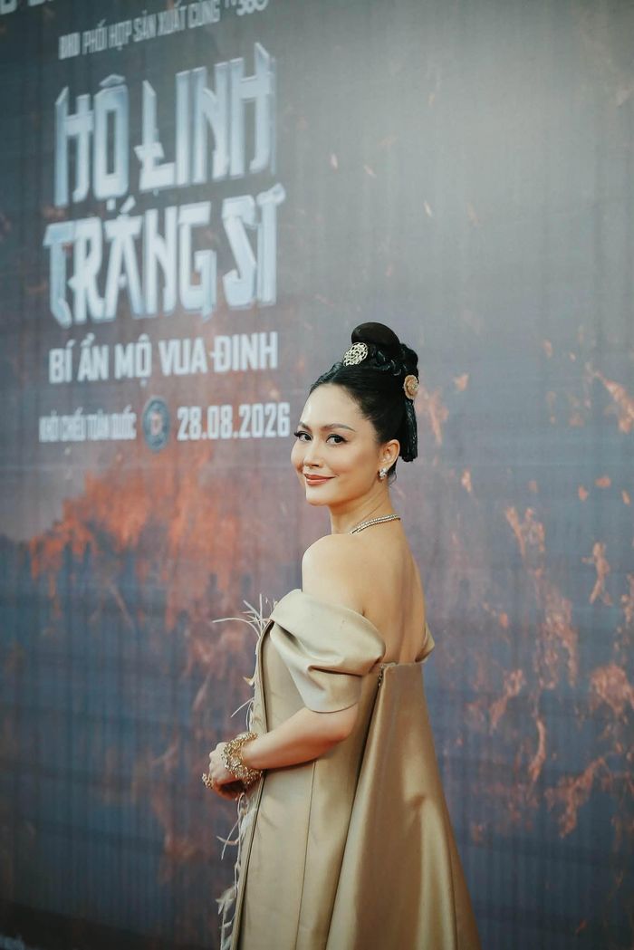Tuổi U50, Đỗ Thị Hải Yến thu hút chú ý khi xuất hiện trong bộ đầm thướt tha, sải bước trên thảm đỏ buổi ra mắt phim mới.