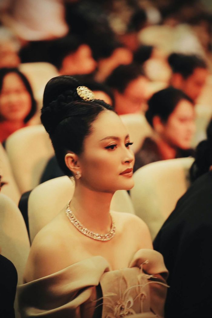 Thiết kế đính lông vũ cầu kỳ ở hai tà và được Đỗ Thị Hải Yến kết hợp với mái tóc búi gọn gàng khi đi thảm đỏ, kết hợp hài hòa vẻ đẹp truyền thống với các yếu tố hiện đại.