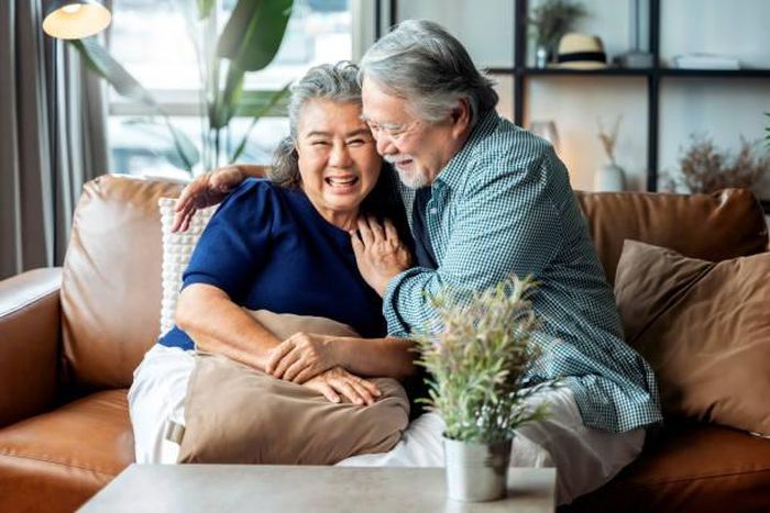 Sống bình dị, biết trân trọng người đồng hành và giữ tâm thế vui vẻ chính là điều khiến nhiều người ngưỡng mộ ở tuổi sau 60. Ảnh minh họa: iStock
