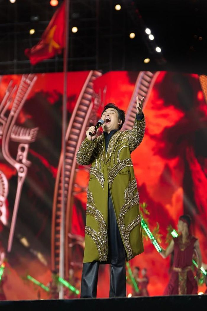 Tùng Dương sẽ hát ca khúc "We are the Champions" trong trận Chung kết Việt Nam - Thái Lan.