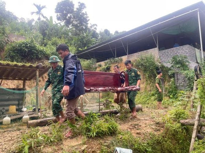 Lực lượng chức năng di dời người và tài sản đến nơi an toàn. Ảnh: UBND xã Yên Khương.