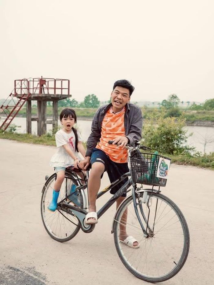 Khoảnh khắc hài hước giữa Trung Ruồi và con gái gây sự thích thú đối với khán giả. "Khởi động tuần mới. Bố con cháu cứ tềnh toàng thế thôi", nam diễn viên viết.