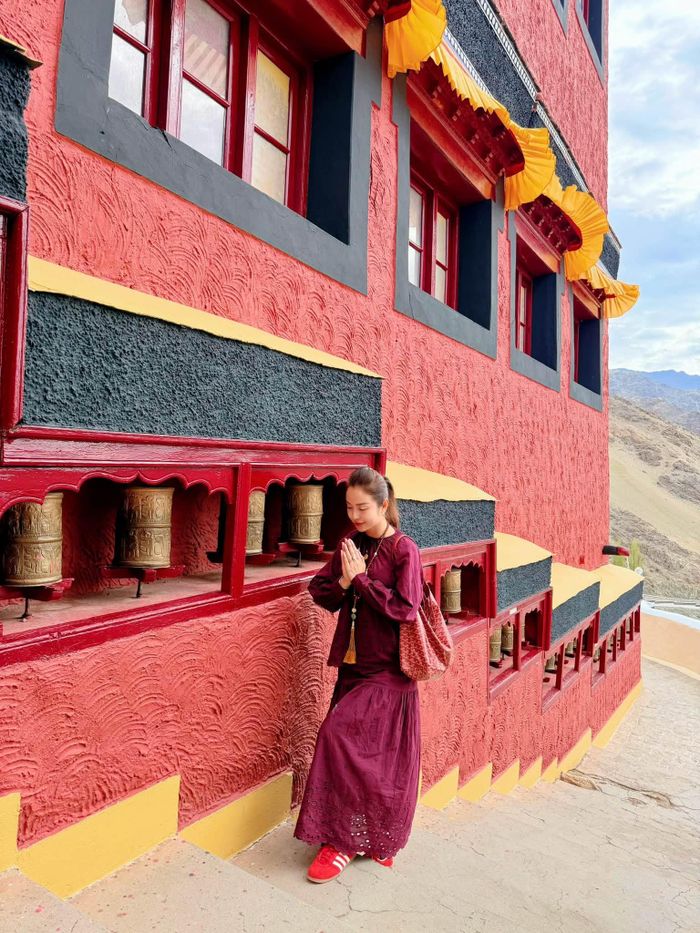 Những ngày sống chậm ở Ladakh giúp Jennifer Phạm nhận ra càng buông bớt những thứ bên ngoài, con người càng có nhiều cơ hội chạm vào sự đủ đầy bên trong.